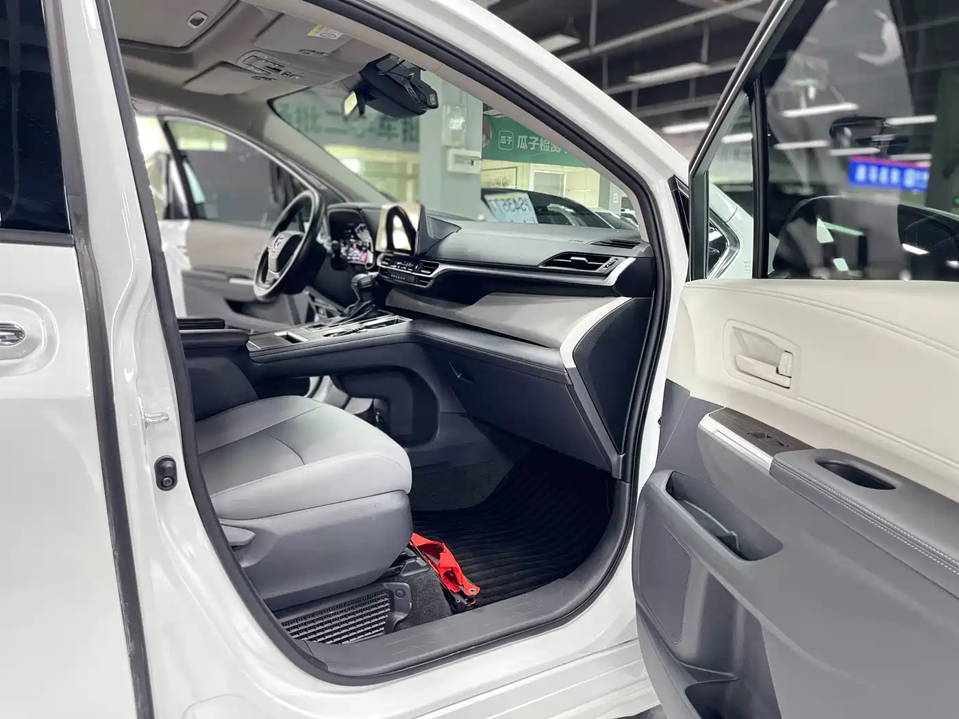 Toyota Granvia 2024 2.5L Hybrid Comfort фото 6