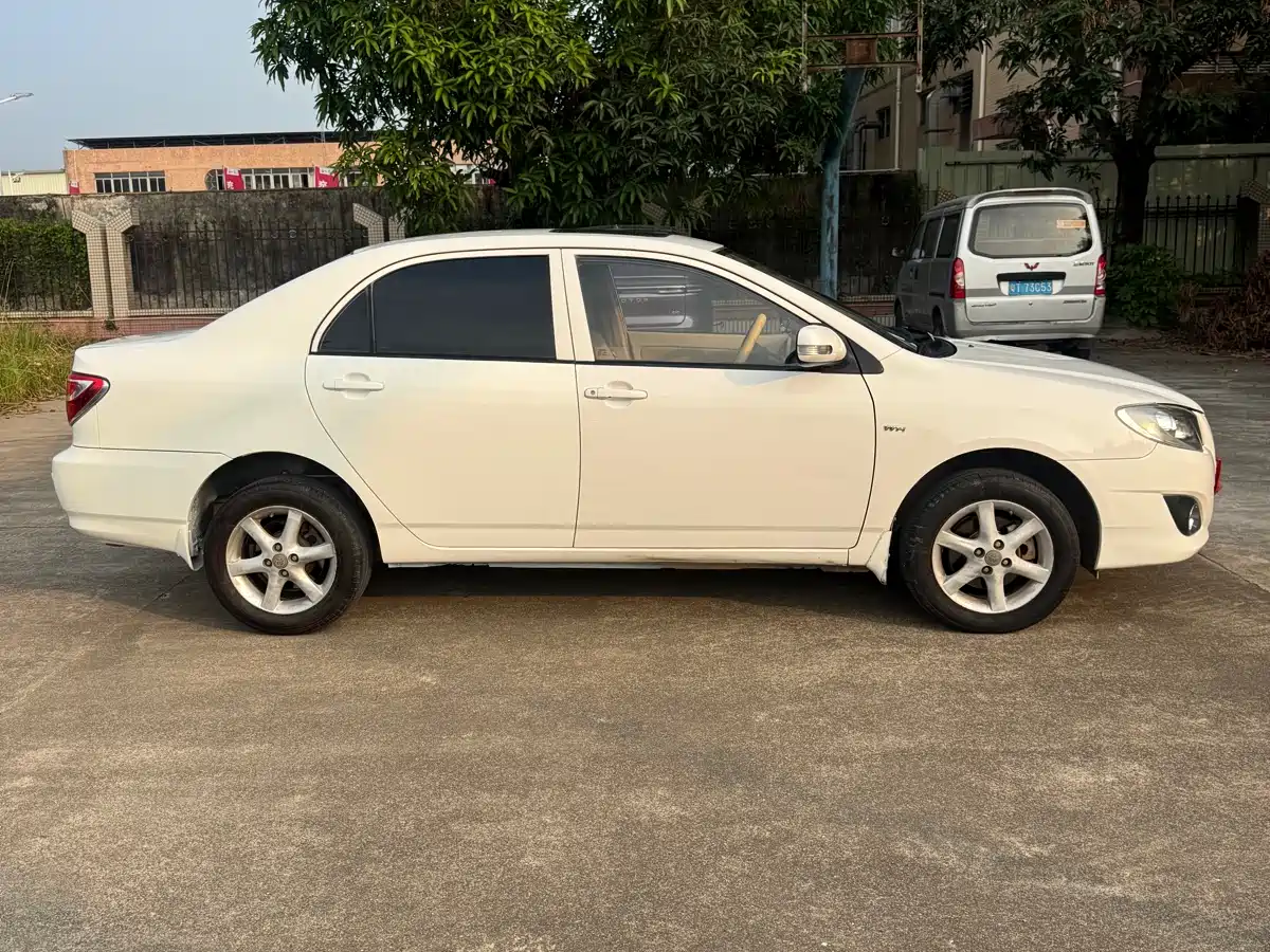 Toyota Corolla 2013 1.6L Automatic Luxury фото 4