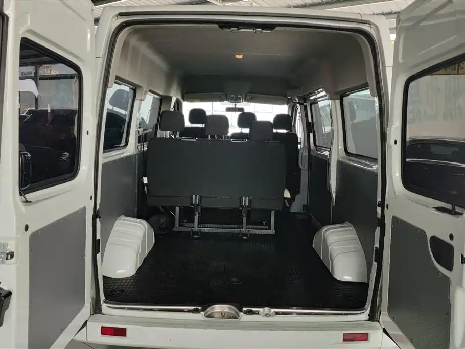SAIC Maxus Xintu V80 2025 PRO Aoyun 2.0T AMT Short Wheelbase Medium Roof 5/6-Seater фото 4