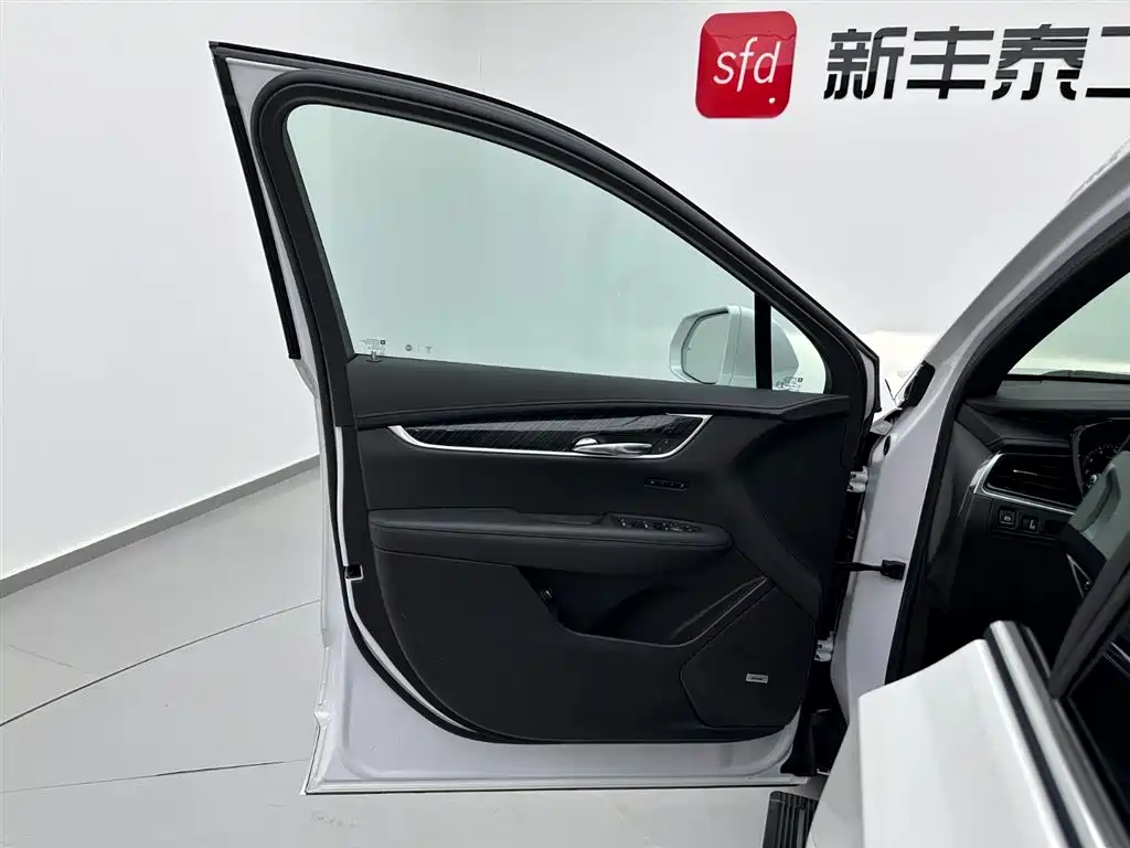 CADILLAC XT6