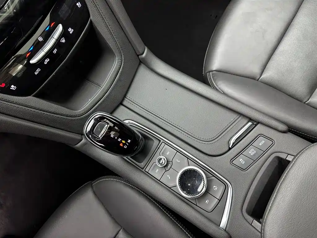 CADILLAC XT6