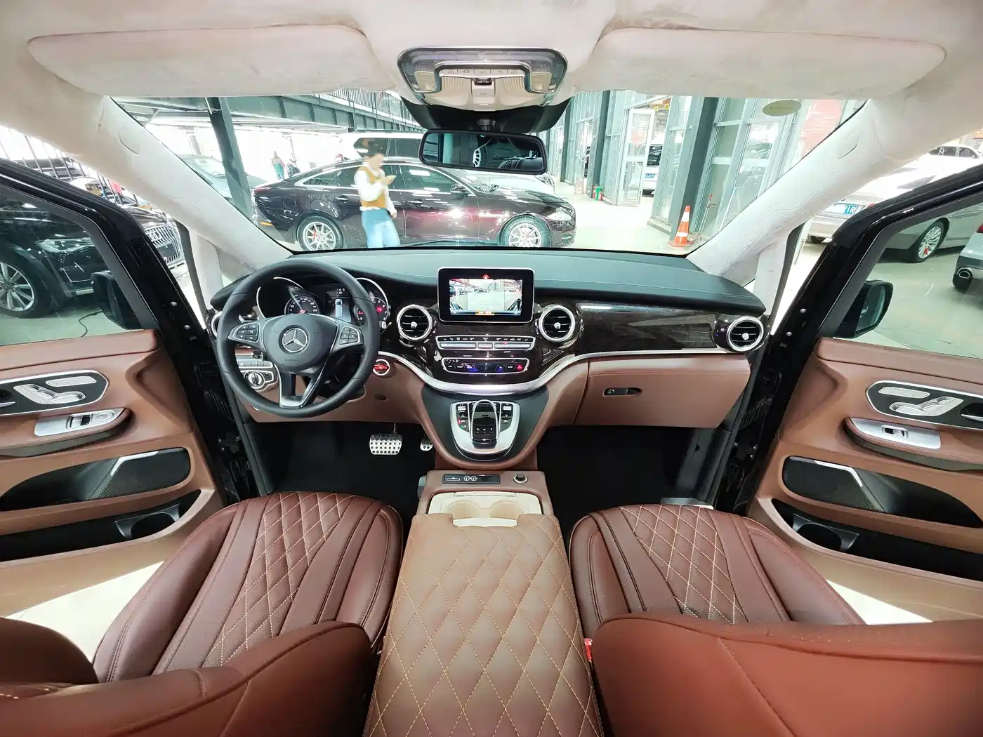 Mercedes-Benz V-Class 2018 V 260 L Premium Long Wheelbase Edition China VI фото 4