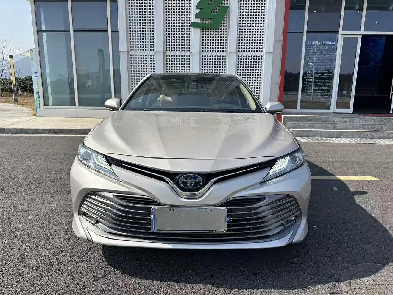 Toyota Camry 2018 Hybrid 2.5HG Luxury Edition фото 2