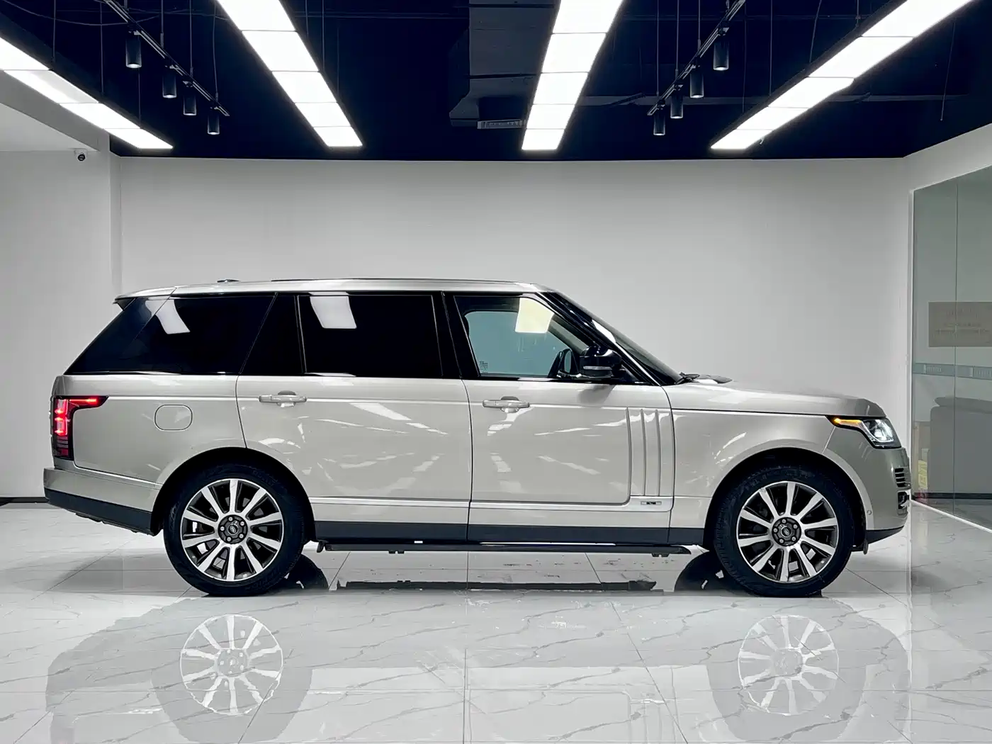 Land Rover Range Rover 2016 5.0 SC V8 AB Ultimate Autobiography LWB фото 4