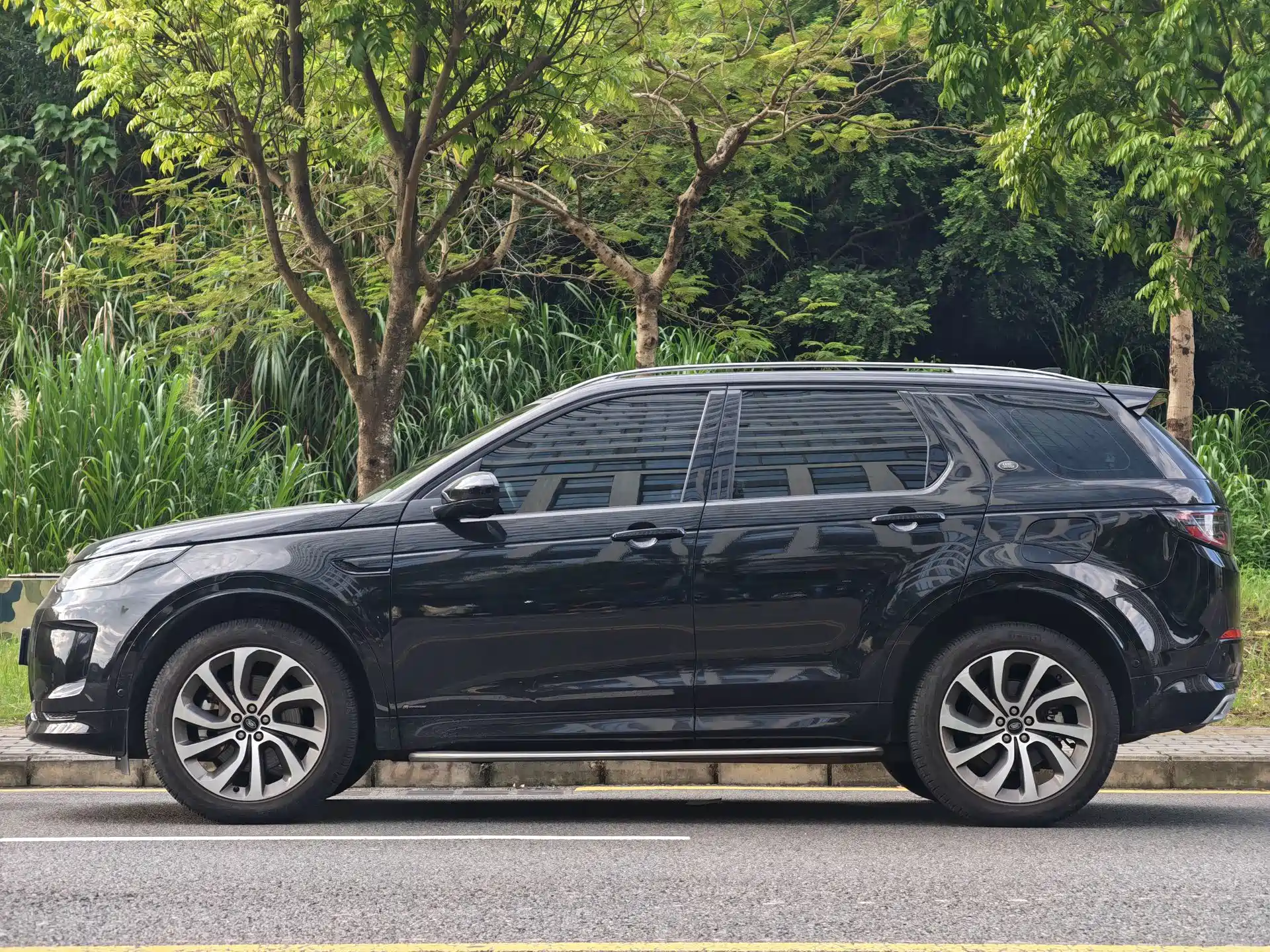 Photo 4 - Land Rover Discovery Sport PHEV