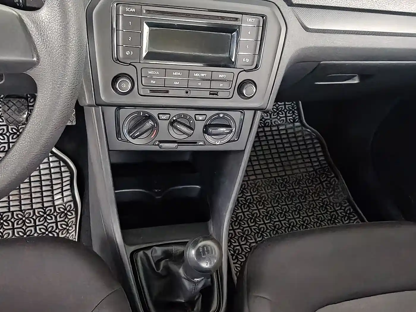 Volkswagen Jetta 2015 Quality Edition 1.4L Manual Fashion фото 10