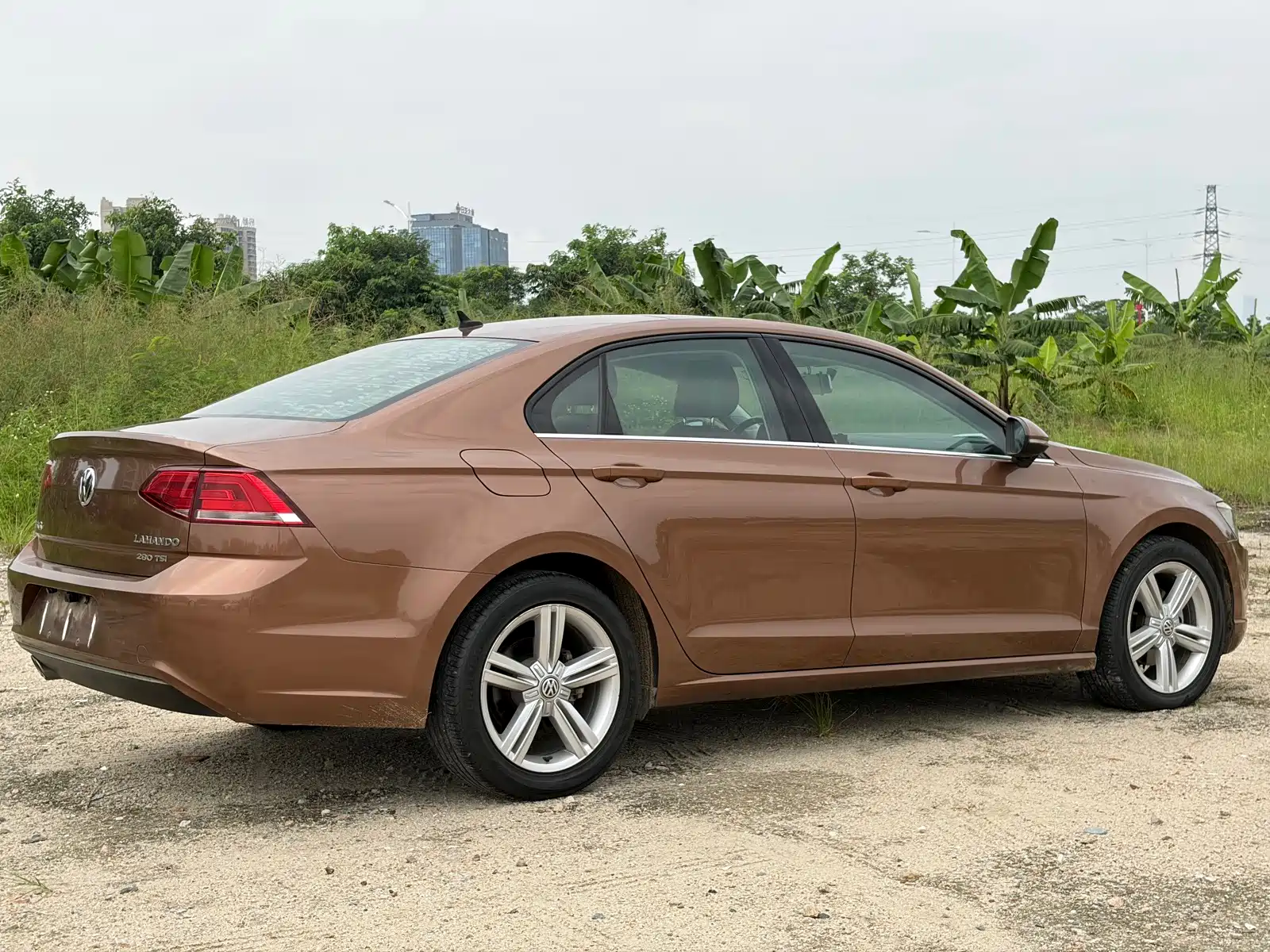صورة 15 - Volkswagen Lamando