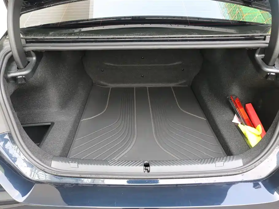 BMW 5 Series 2025 530Li Premium M Sport Package фото 11