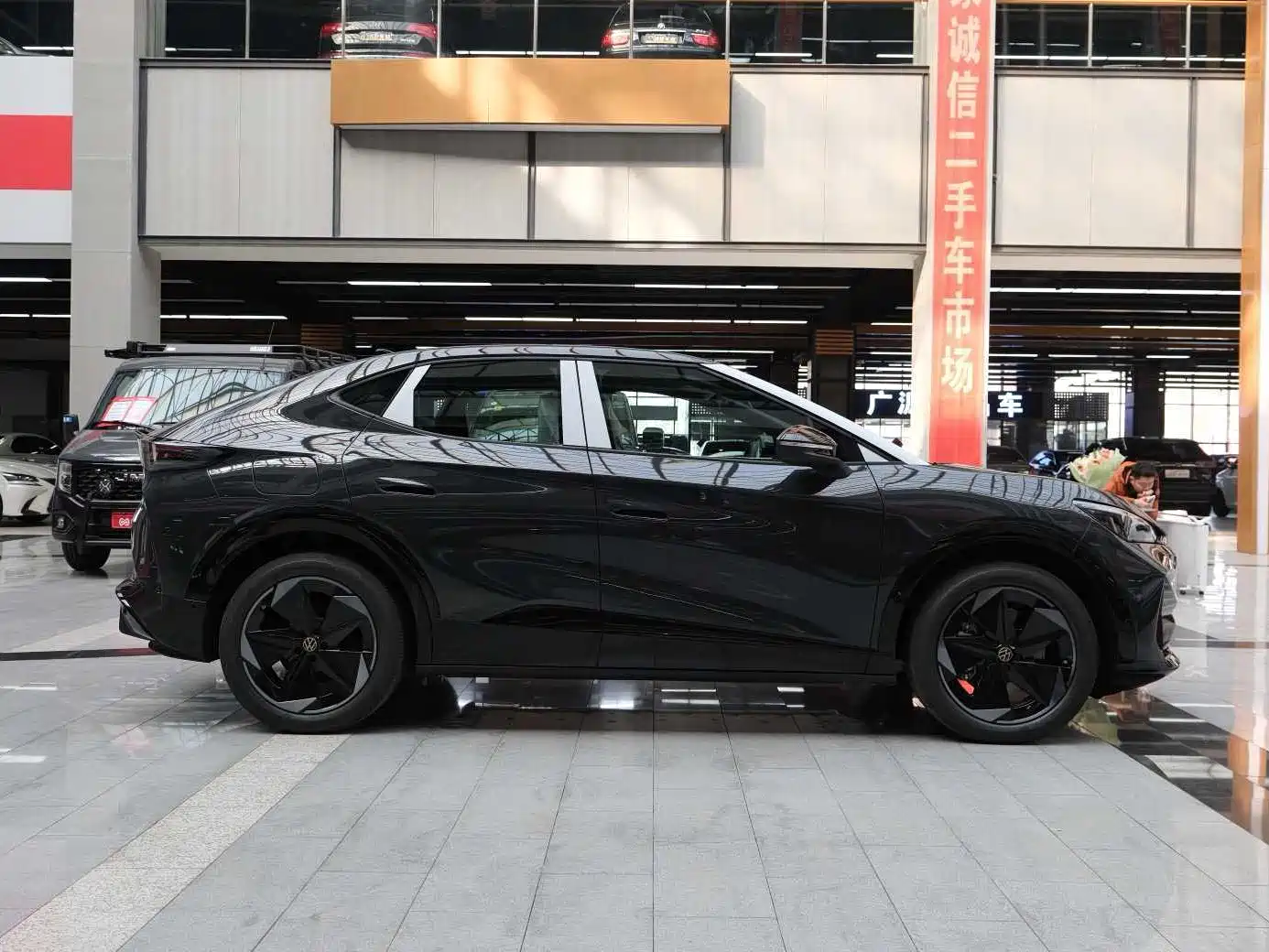 VOLKSWAGEN WITH THE CROWD 06