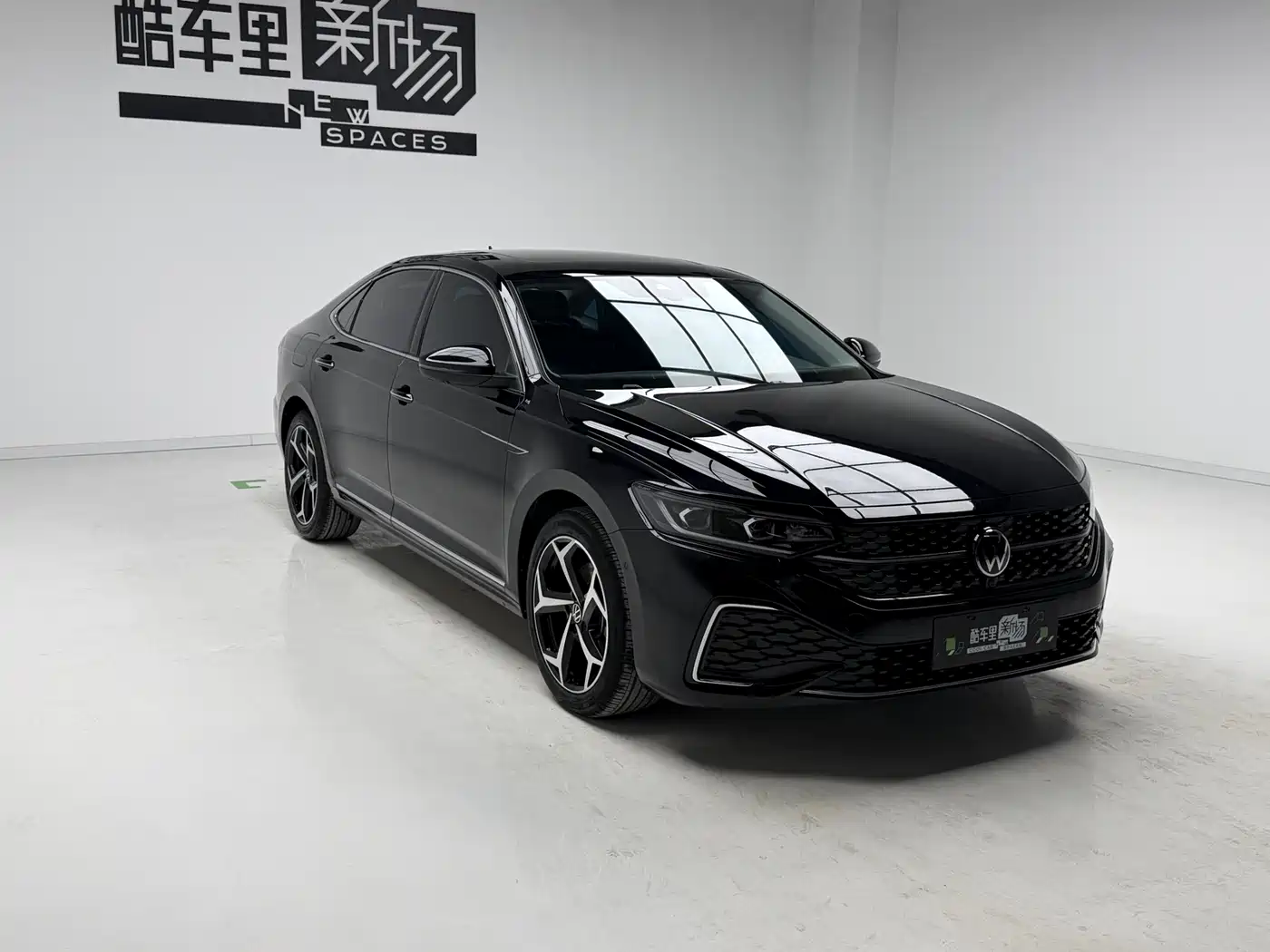 Volkswagen Passat 2024 380TSI Starlight Luxury Edition фото 3