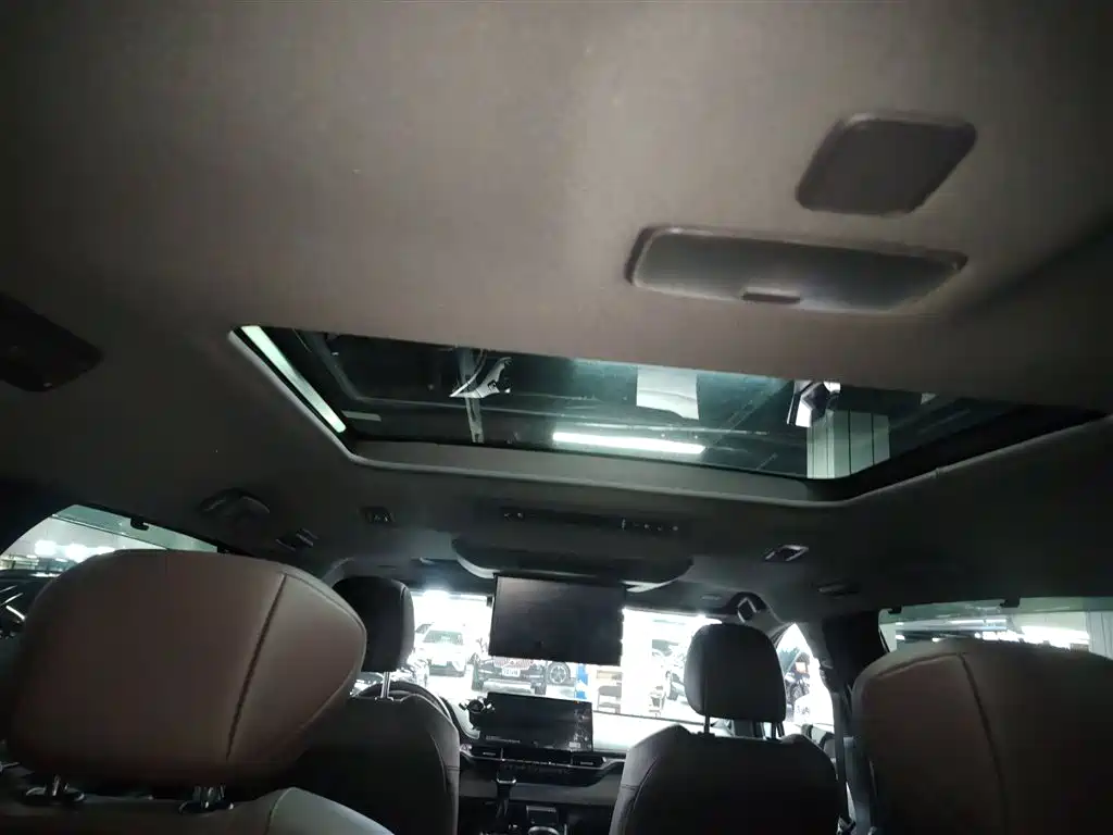 Toyota Granvia 2022 Model Year 2.5L Hybrid Flagship Edition фото 8