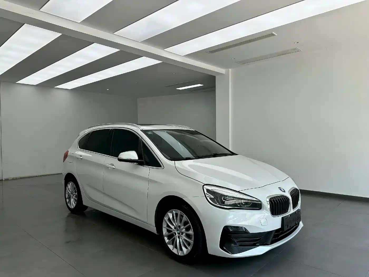 BMW 2 Series Touring 2019 218i Leading фото 3