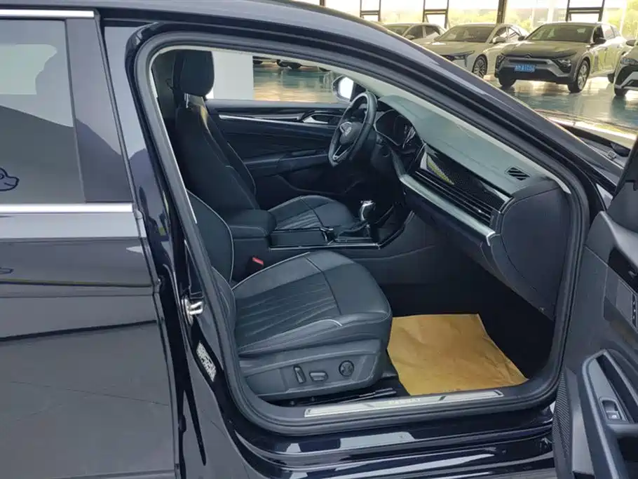 Volkswagen Passat 2023 Facelift 330TSI Starlight Luxury Edition фото 8