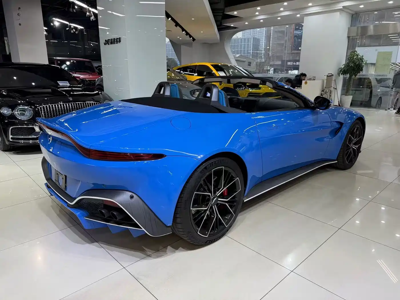 Aston Martin V8 Vantage 2021 2020 4.0T V8 Coupe