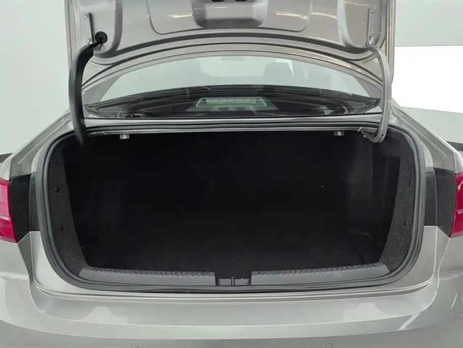 Volkswagen Sagitar 2018 280TSI DSG Spark Edition фото 4