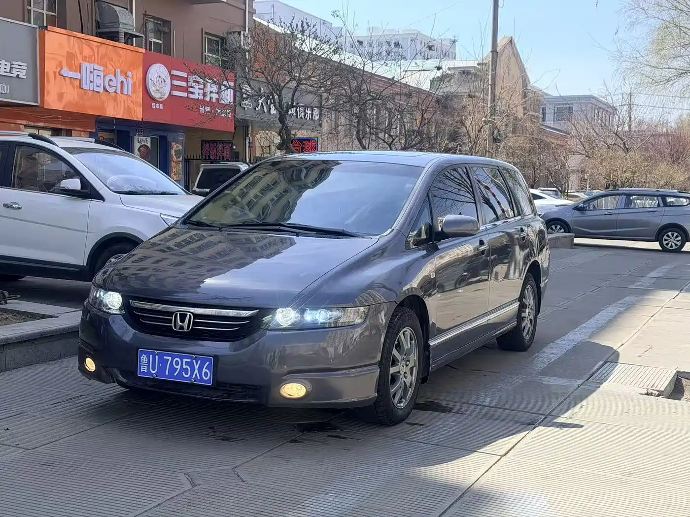 Photo 2 - Honda Odyssey