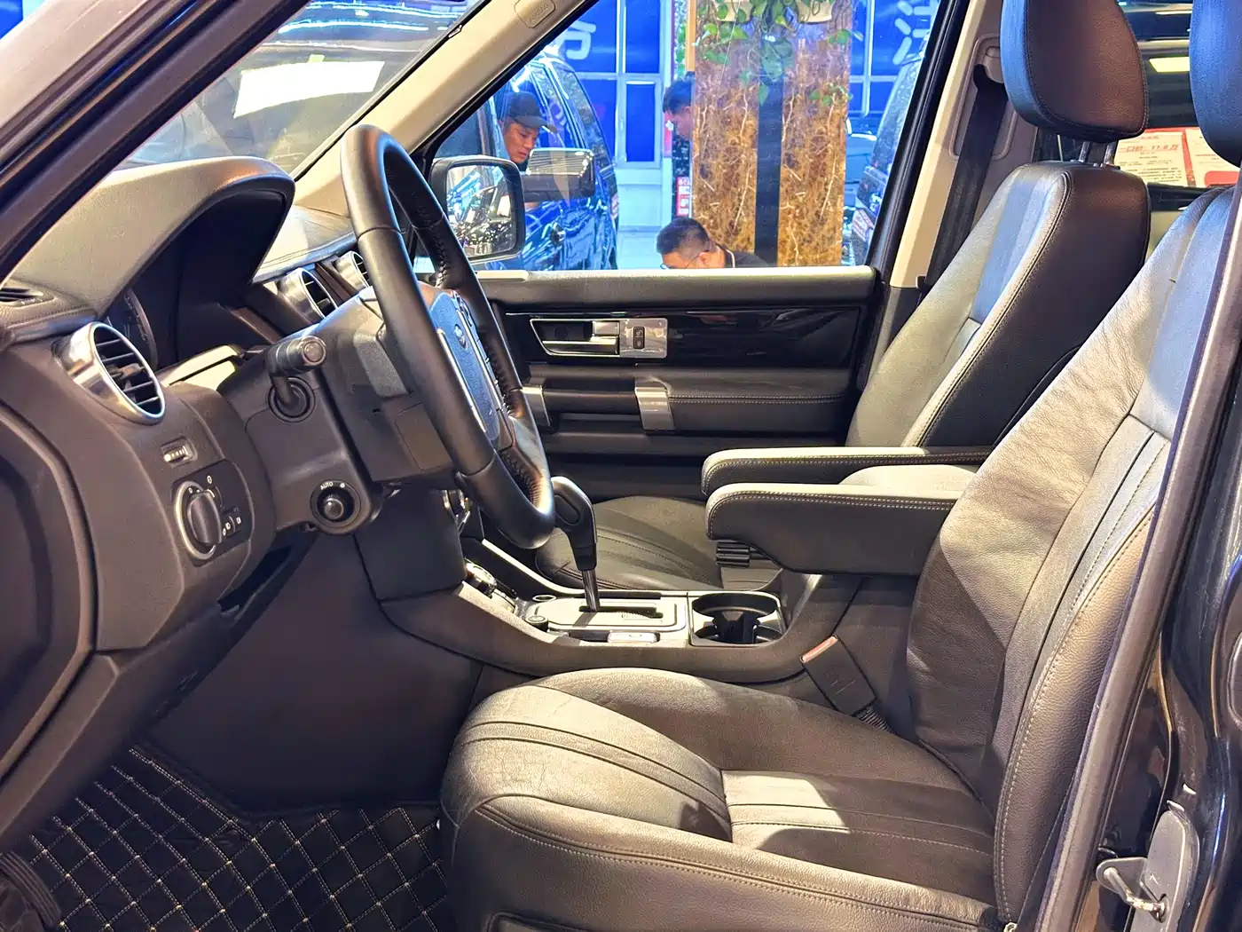 Land Rover Discovery 2010 4.0 V6 HSE Petrol фото 10