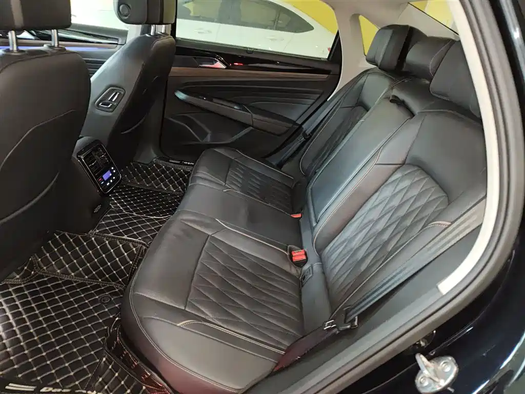 Volkswagen Passat 2019 330TSI Luxury Edition China VI фото 17
