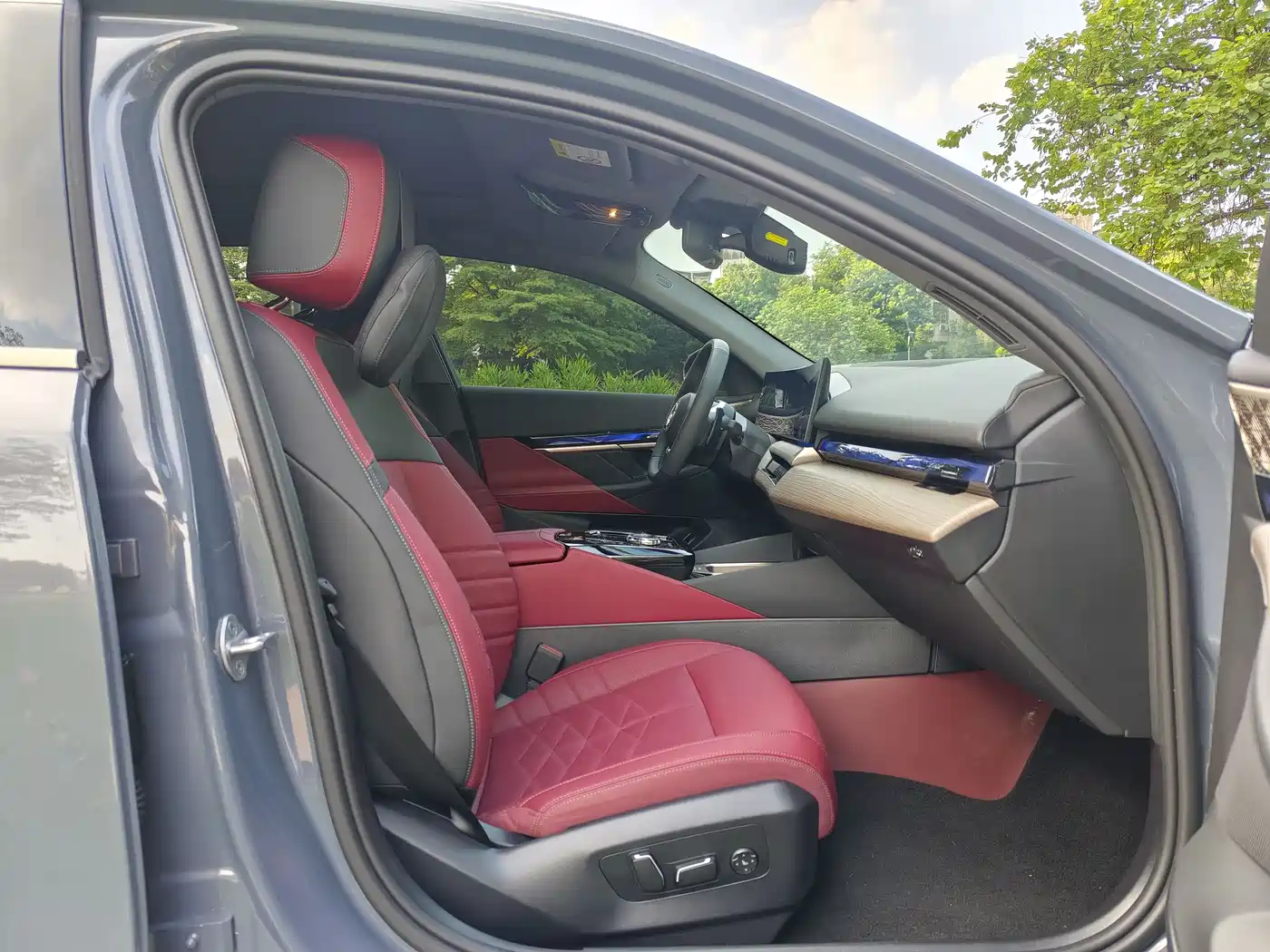 BMW 5 Series 2025 530Li Premium Luxury Package фото 7