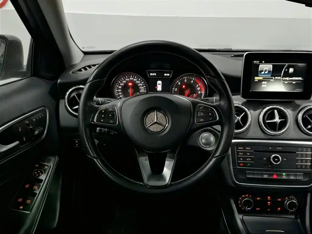 Mercedes-Benz GLA 2016 GLA 200 Dynamic фото 11