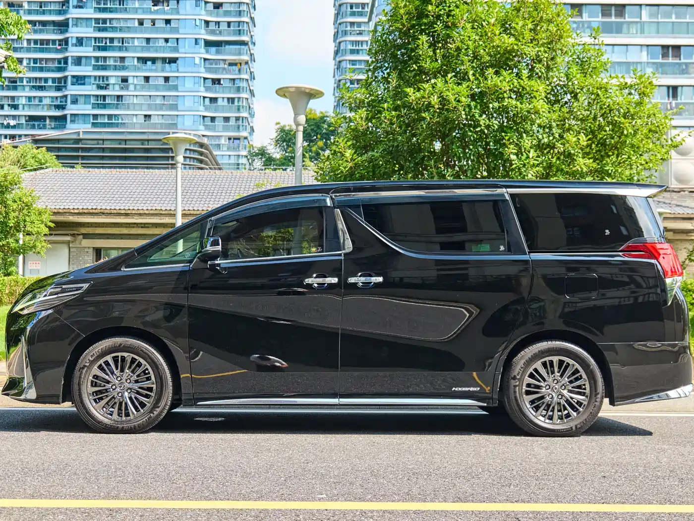 Toyota Vellfire 2021 Crown Hybrid 2.5L HV Premium Edition фото 6