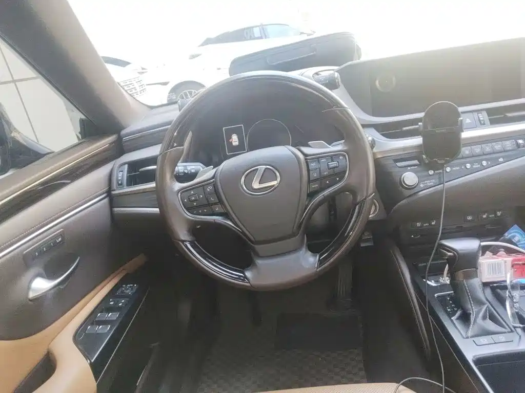 Фото 3 - Lexus ES