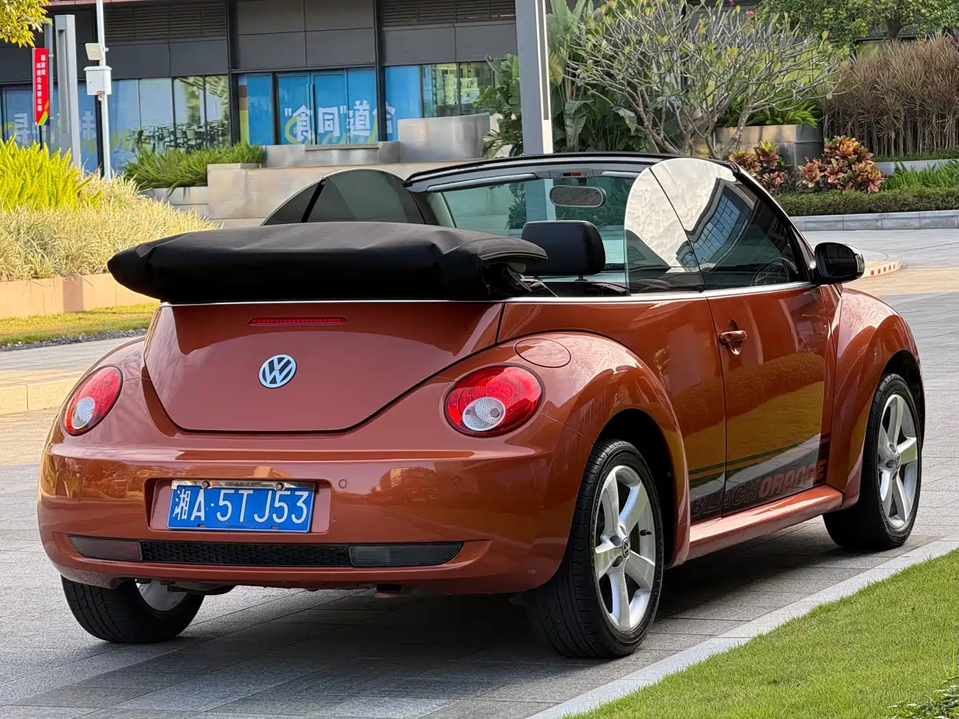 Volkswagen Beetle 2010 Model 2.0 BlackOrange Convertible Luxury Edition фото 6