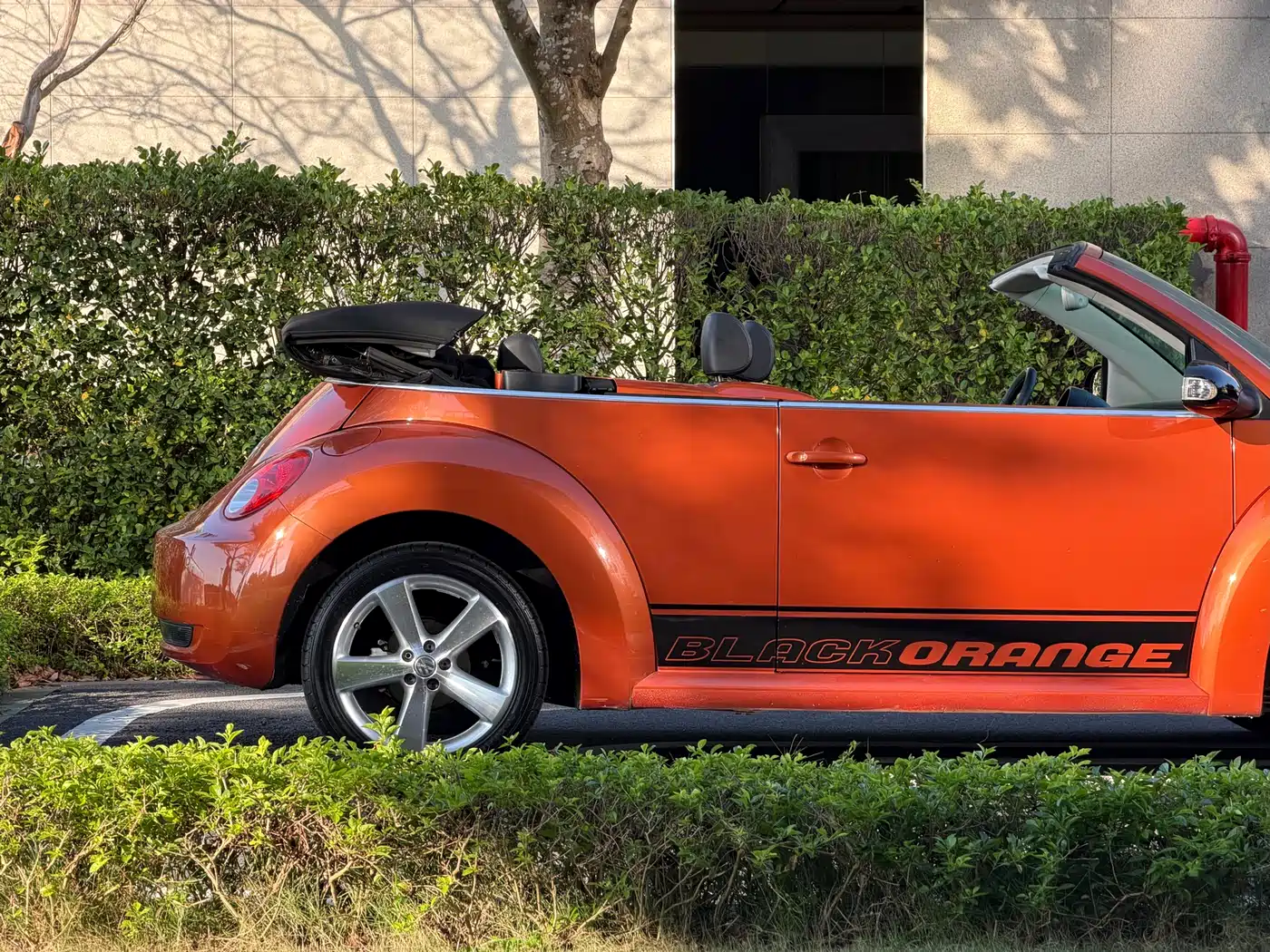 Volkswagen Beetle 2010 Model 2.0 BlackOrange Convertible Luxury Edition фото 7
