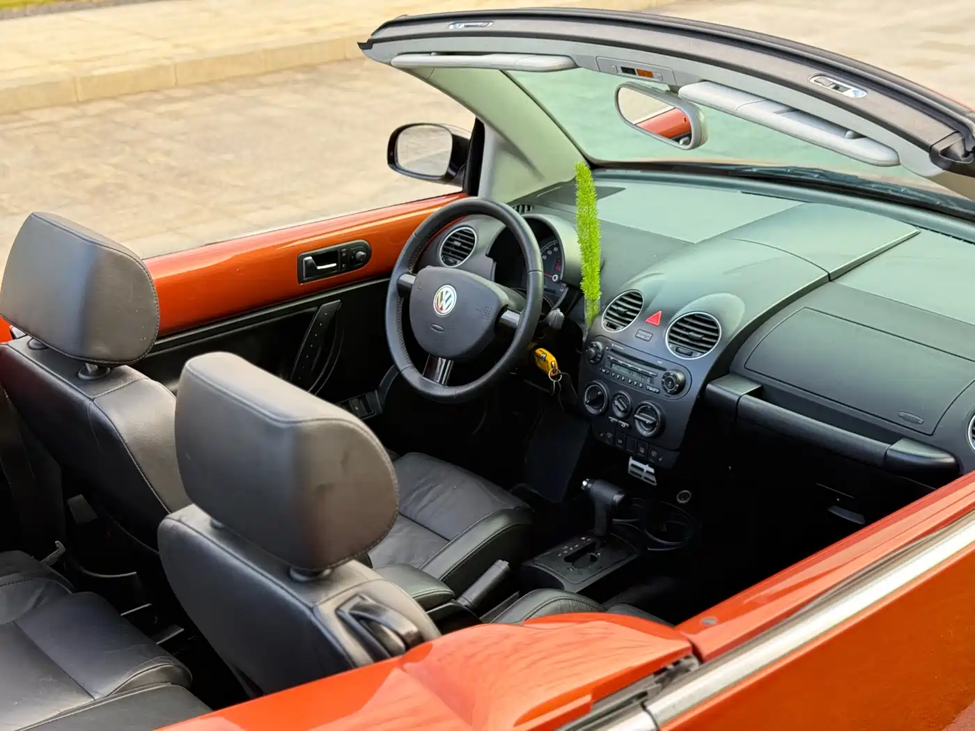 Volkswagen Beetle 2010 Model 2.0 BlackOrange Convertible Luxury Edition фото 9