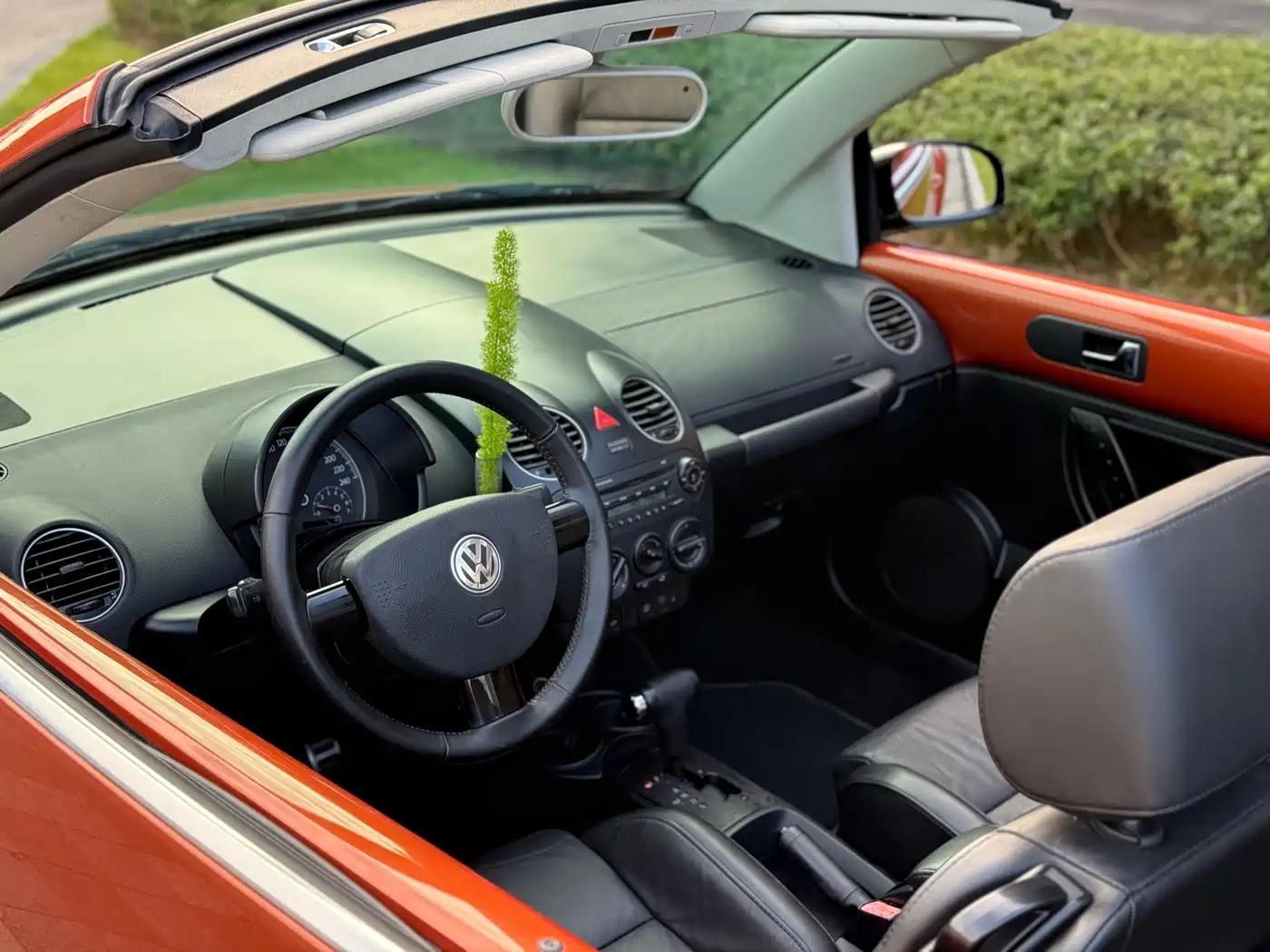 Volkswagen Beetle 2010 Model 2.0 BlackOrange Convertible Luxury Edition фото 8