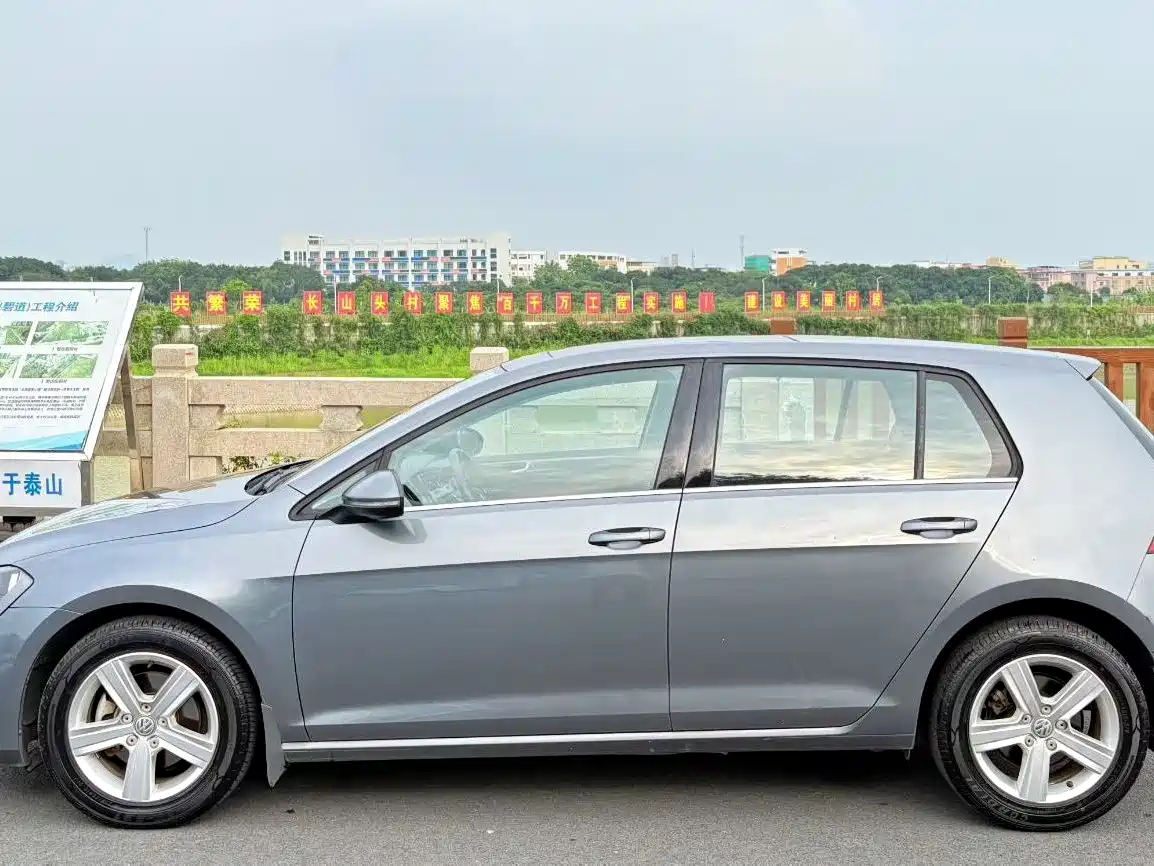 Volkswagen Golf 2014 1.6L Automatic Fashion Edition фото 51