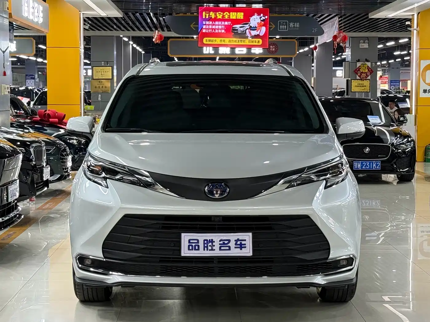 Toyota Sienna 2023 2.5L Hybrid Comfort Edition фото 2