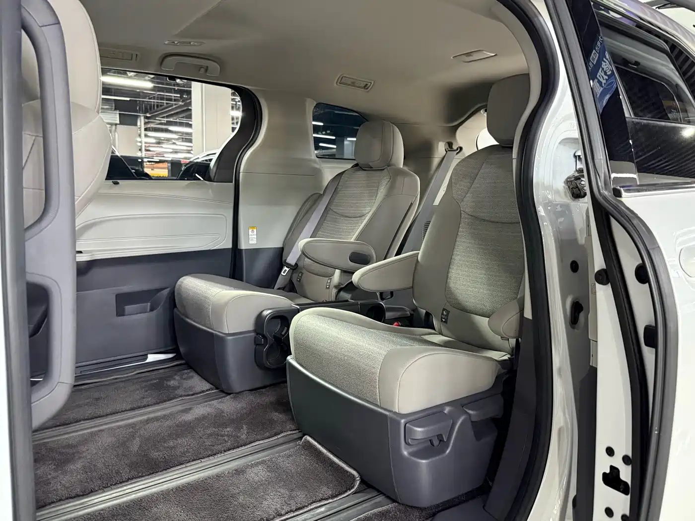 Toyota Sienna 2023 2.5L Hybrid Comfort Edition фото 15