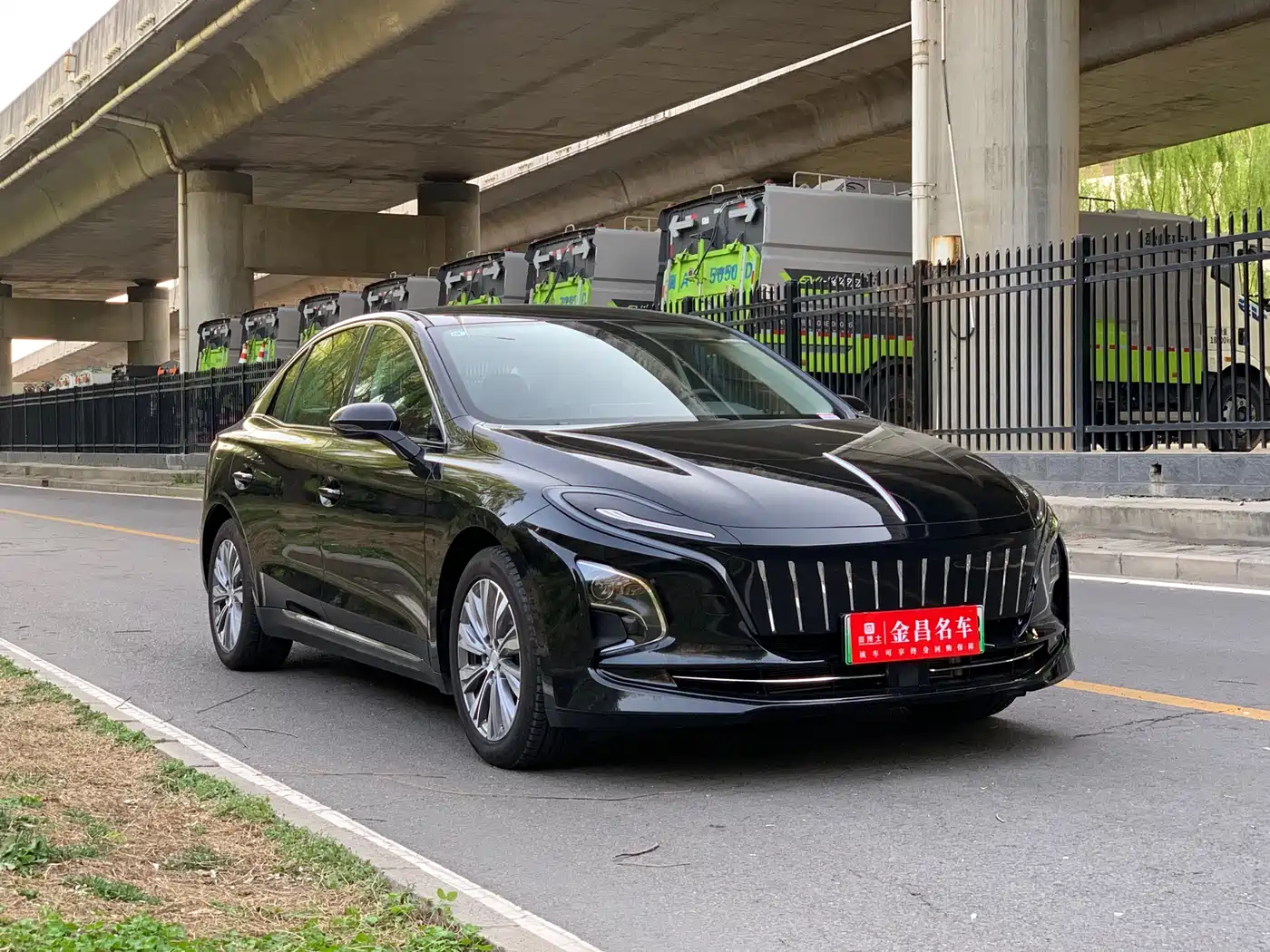 Hongqi E-QM5 2022 431km Charging Enjoyment Edition фото 3