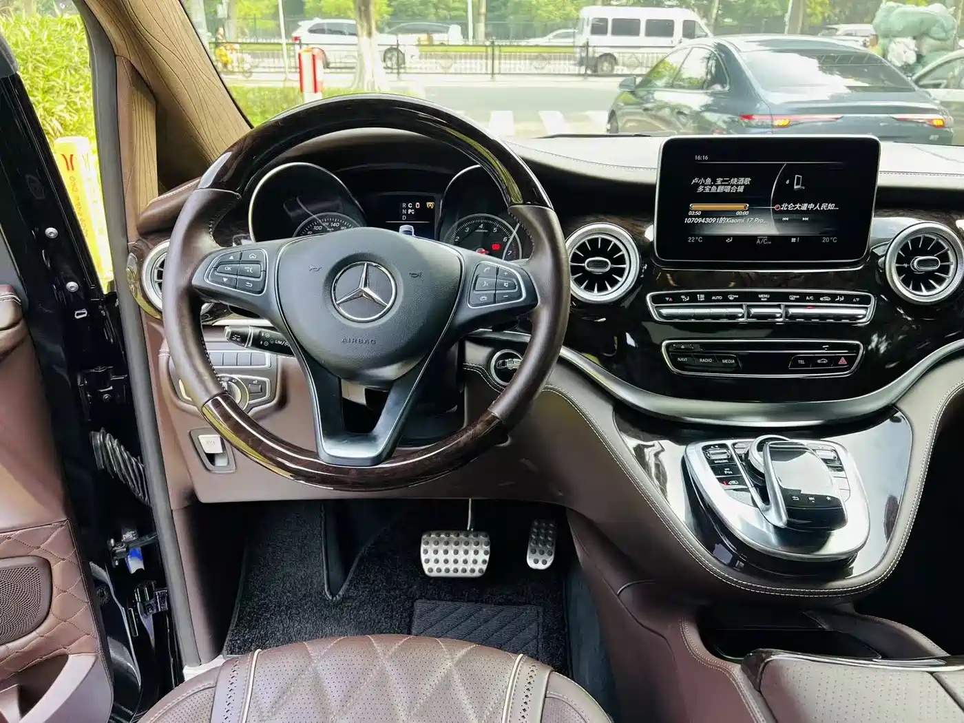 Mercedes-Benz V-Class 2018 V 260 L Premium Long Wheelbase Edition China VI фото 18