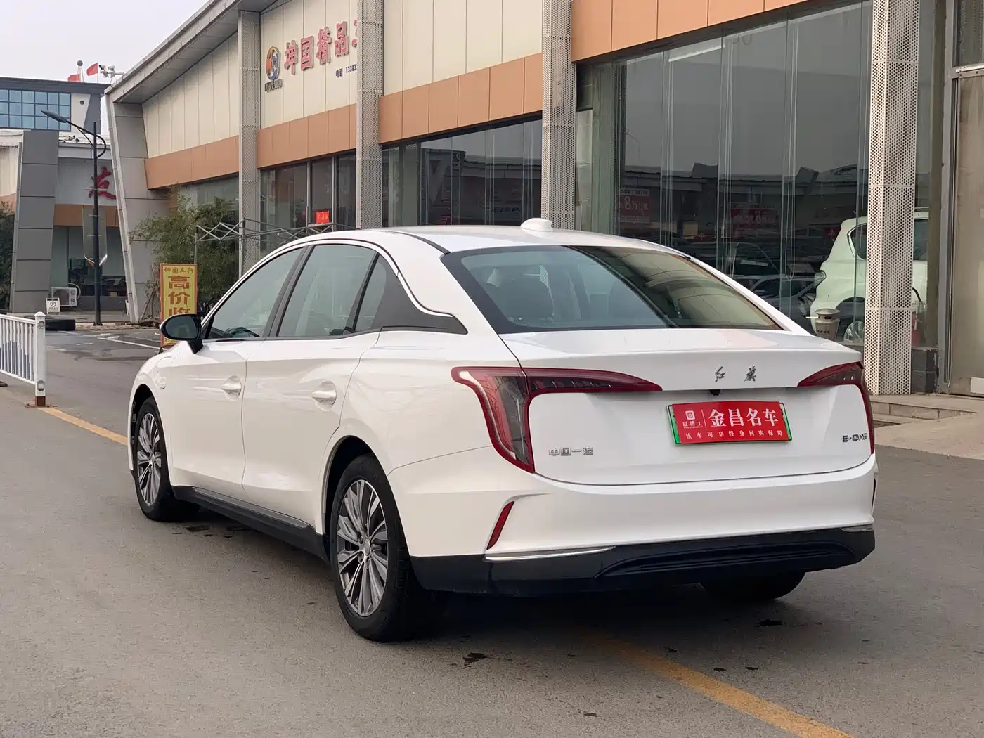 Hongqi E-QM5 2022 431km Charging Enjoyment Edition фото 6