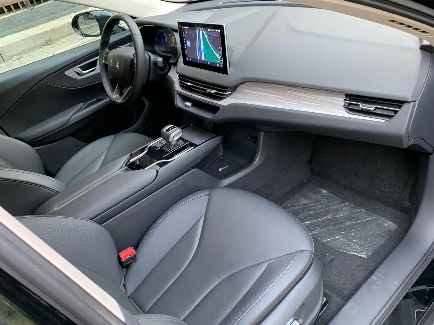 Hongqi E-QM5 2022 431km Charging Enjoyment Edition фото 12