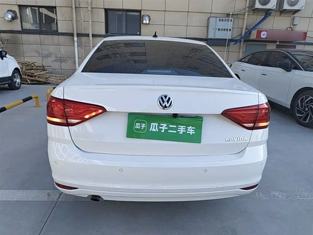 Volkswagen Lavida 2015 1.6L Automatic Trend Edition фото 6