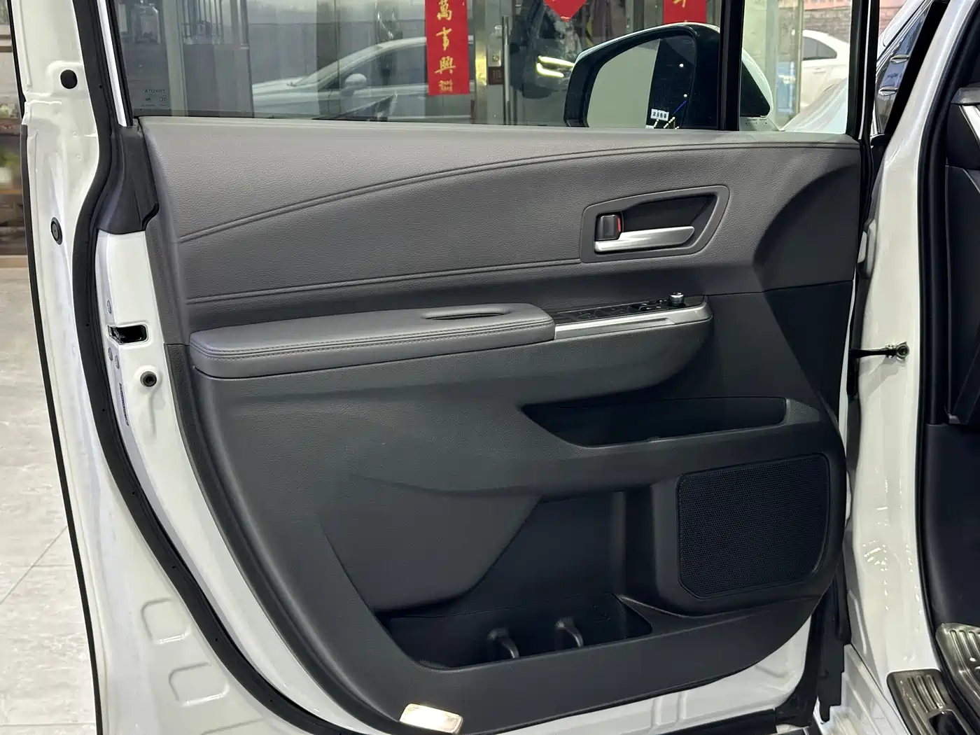 Toyota Sienna 2024 2.5L Hybrid 4WD Premium Edition фото 8