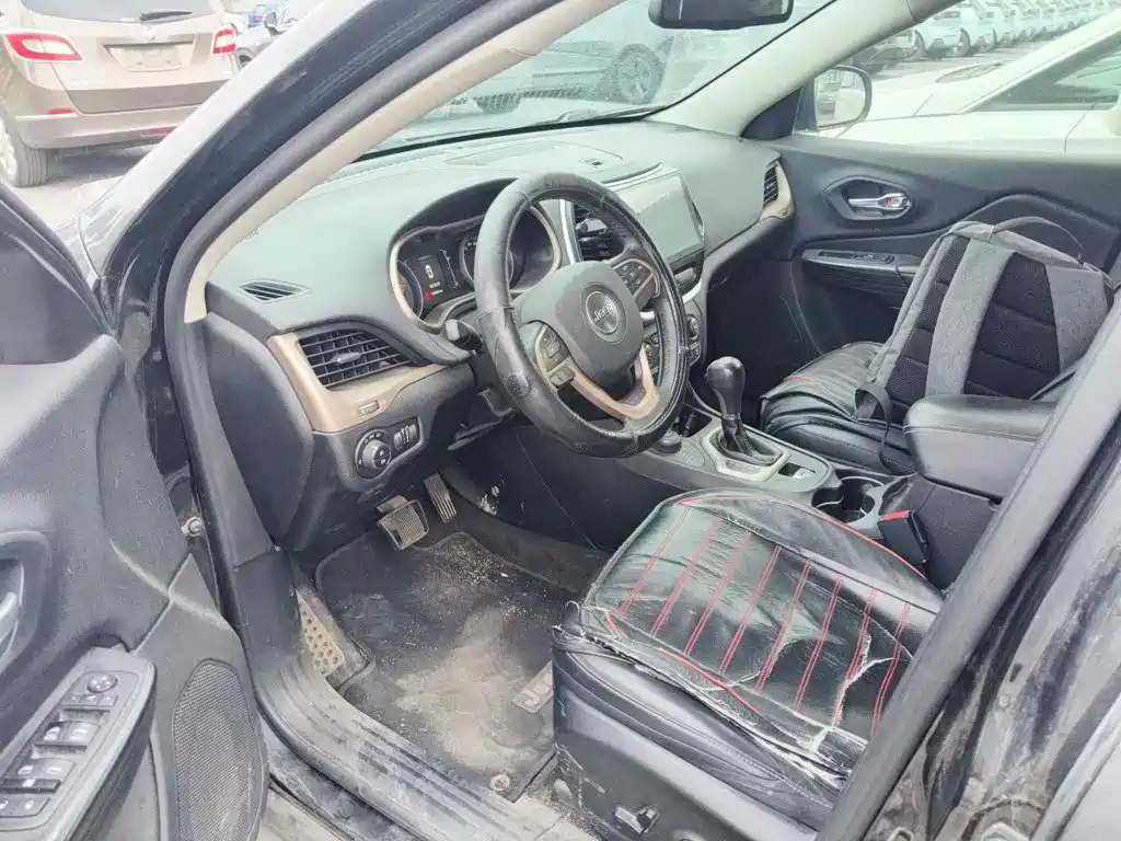 Photo 8 - Jeep Cherokee