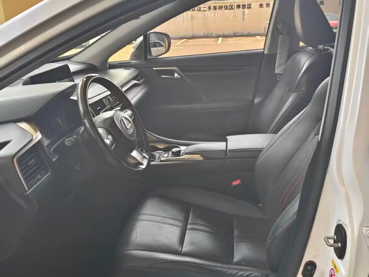 Фото 4 - Lexus RX