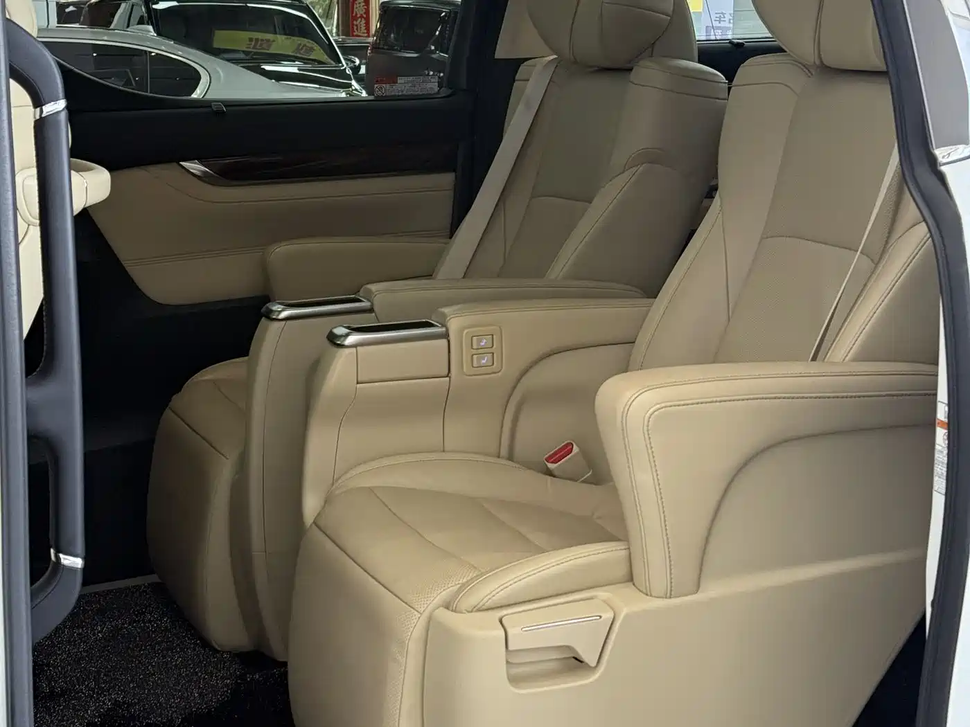Toyota Alphard 2018 3.5L Luxury фото 8