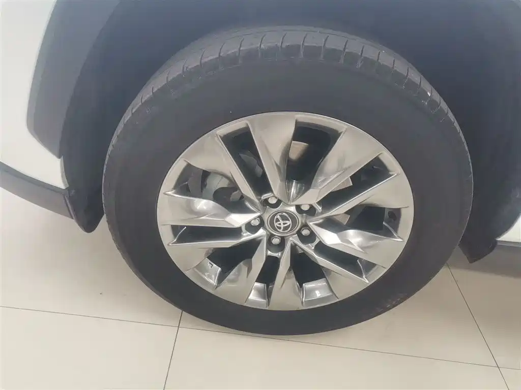 Toyota Wildlander 2023 2.0L CVT FWD LE фото 23