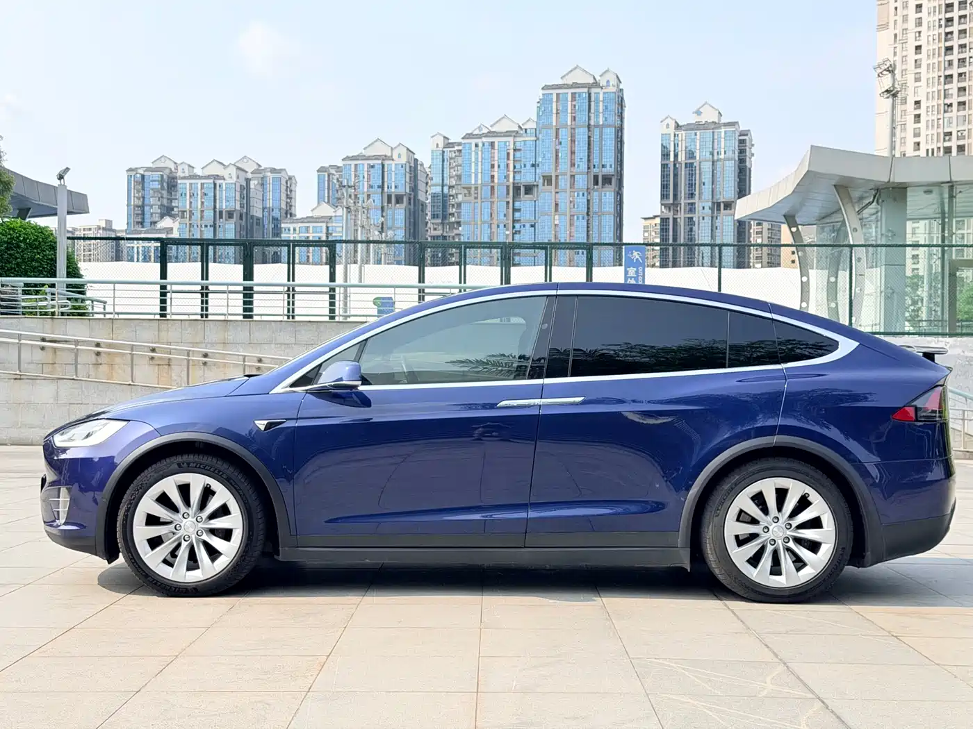 TESLA MODEL X