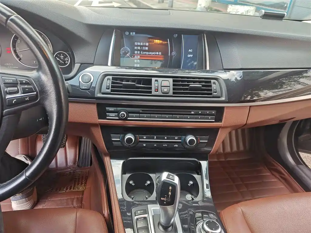 BMW 5 Series (Import) 2014 520i Classic фото 6