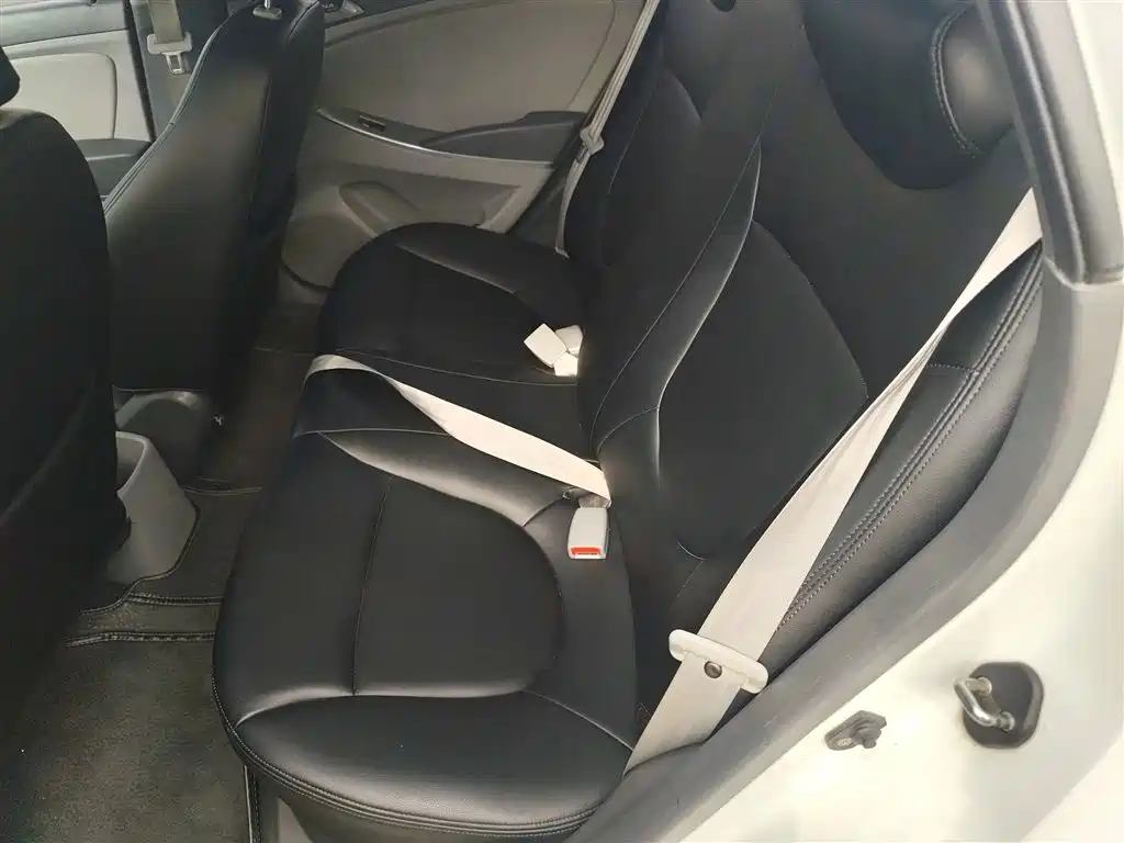 Hyundai Verna 2014 1.4L Automatic Smart GLS фото 13
