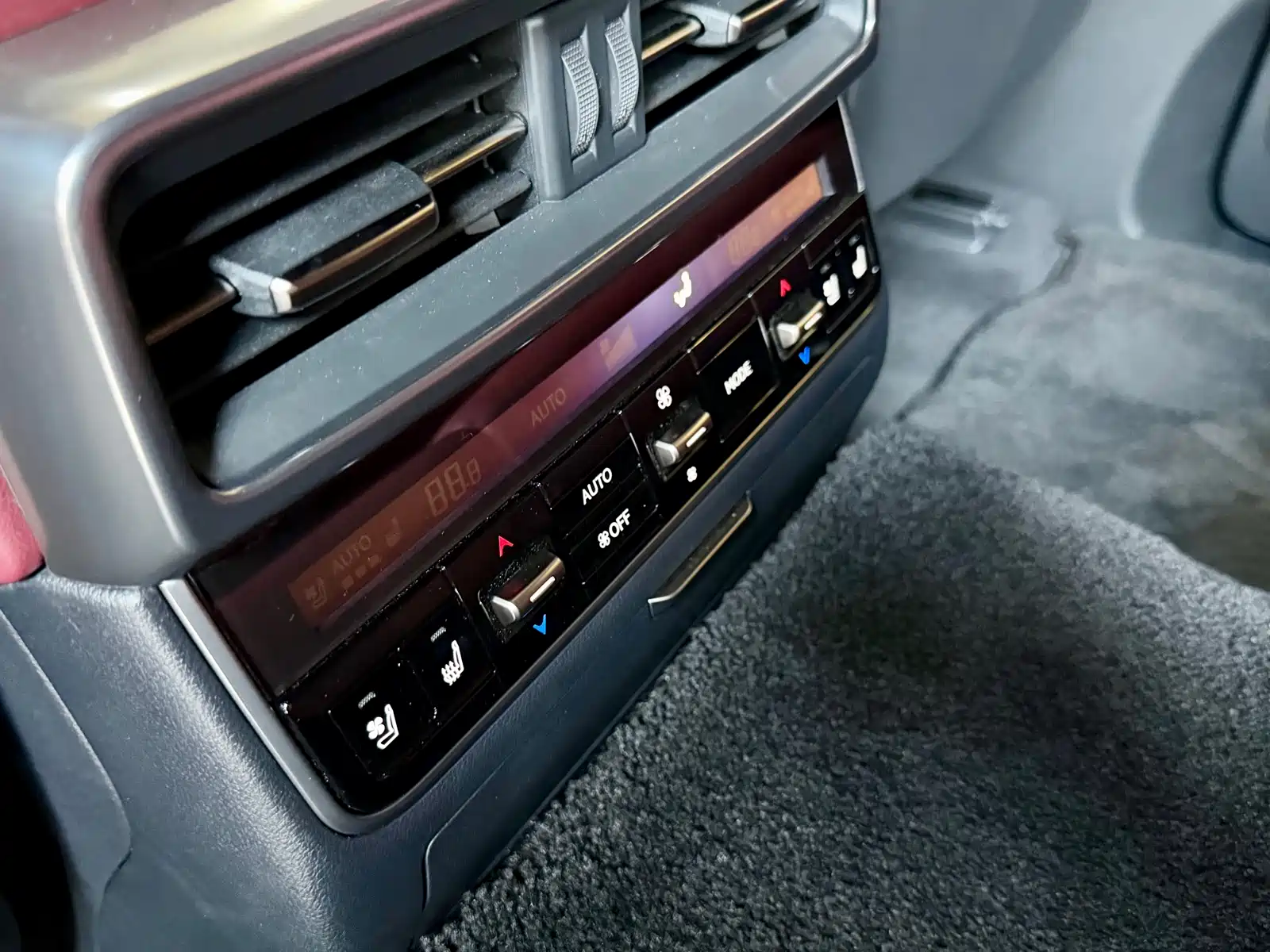 Фото 33 - Lexus LX