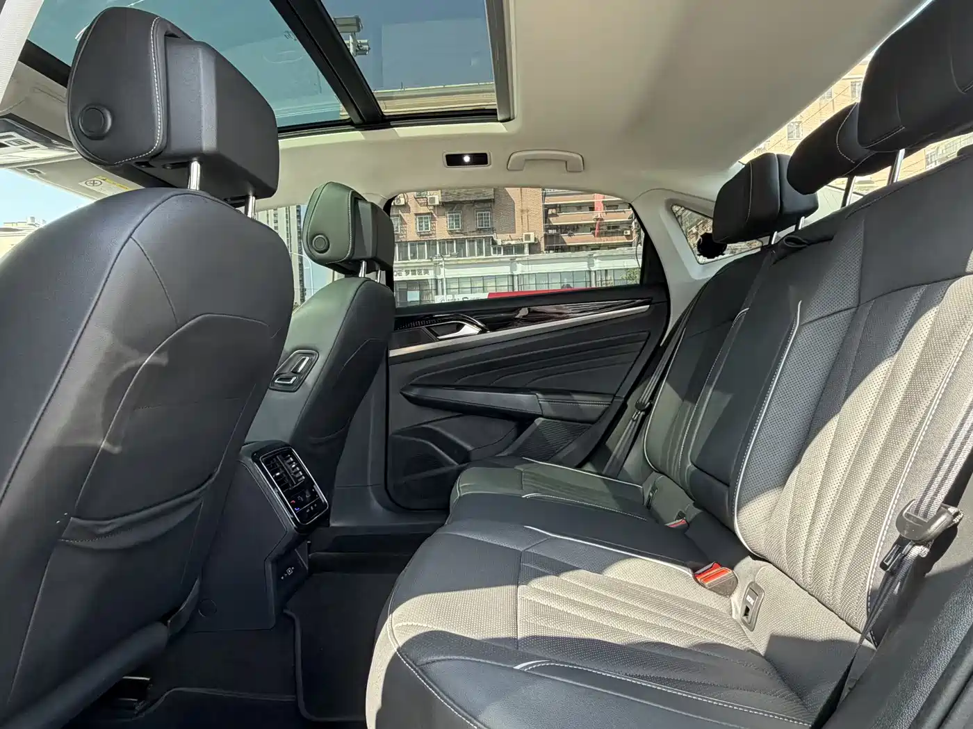Volkswagen Passat 2024 380TSI Starlight Luxury Edition фото 8