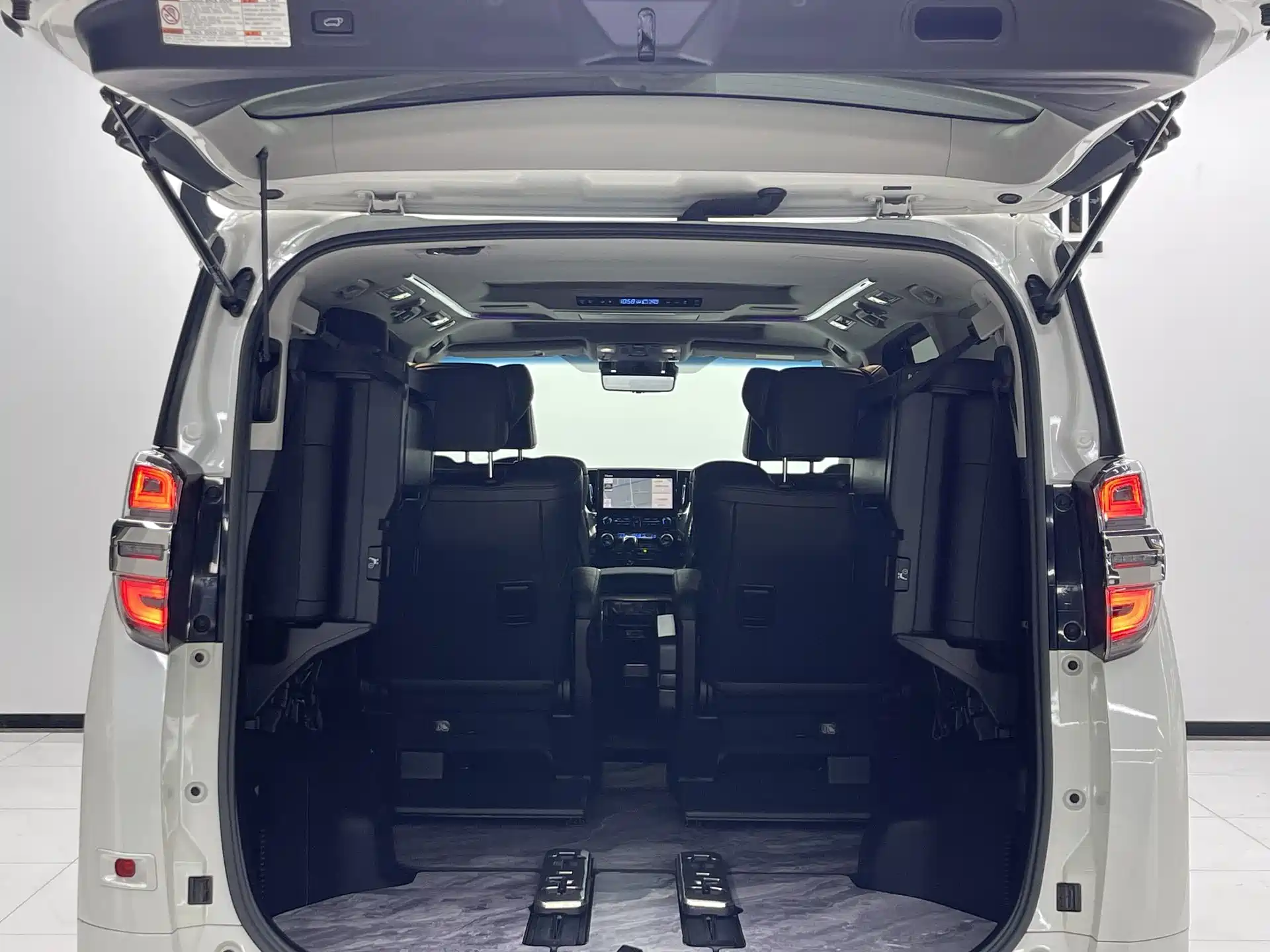 Фото 14 - Toyota Vellfire
