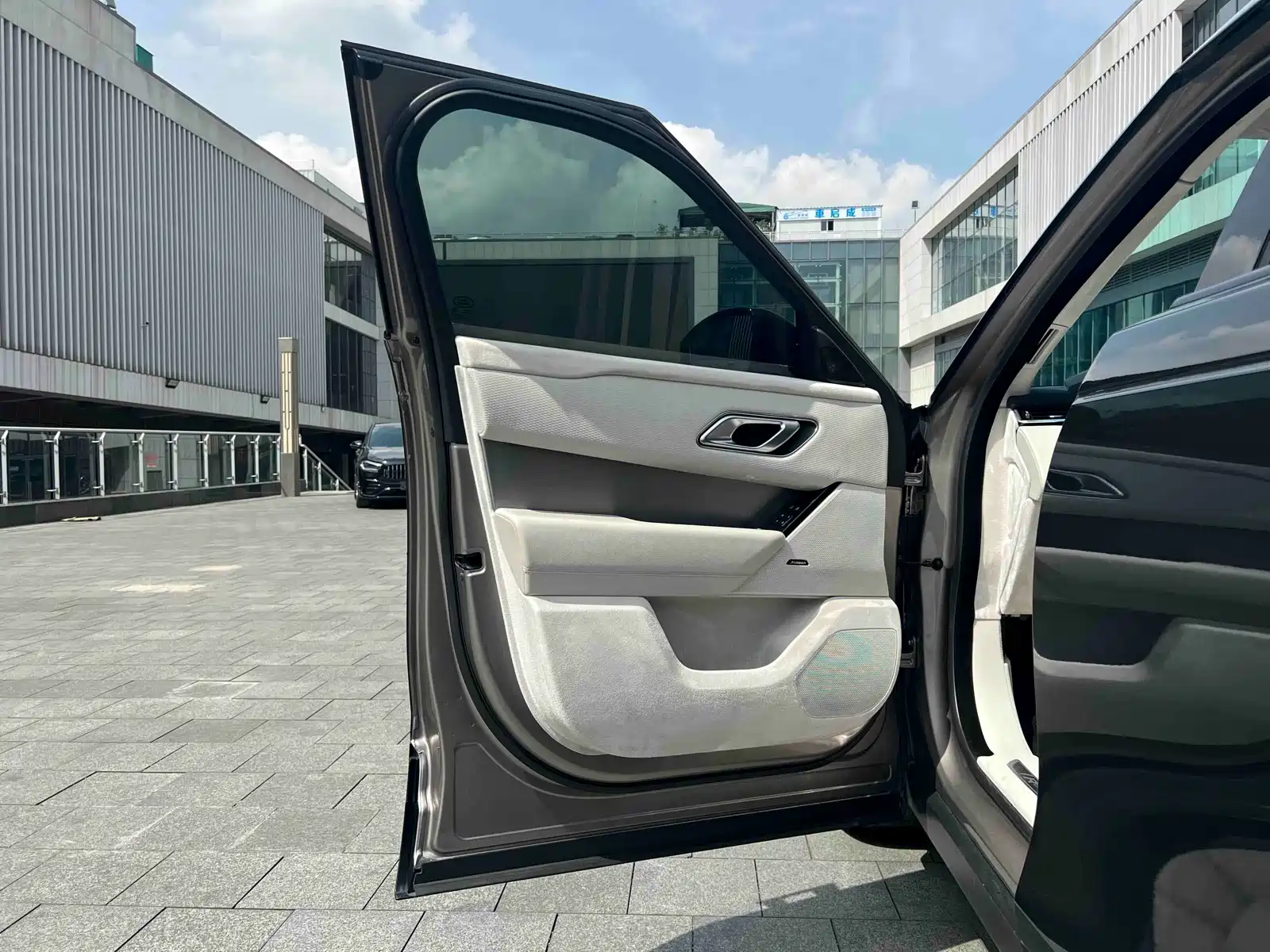 Фото 6 - Land Rover Range Rover Velar